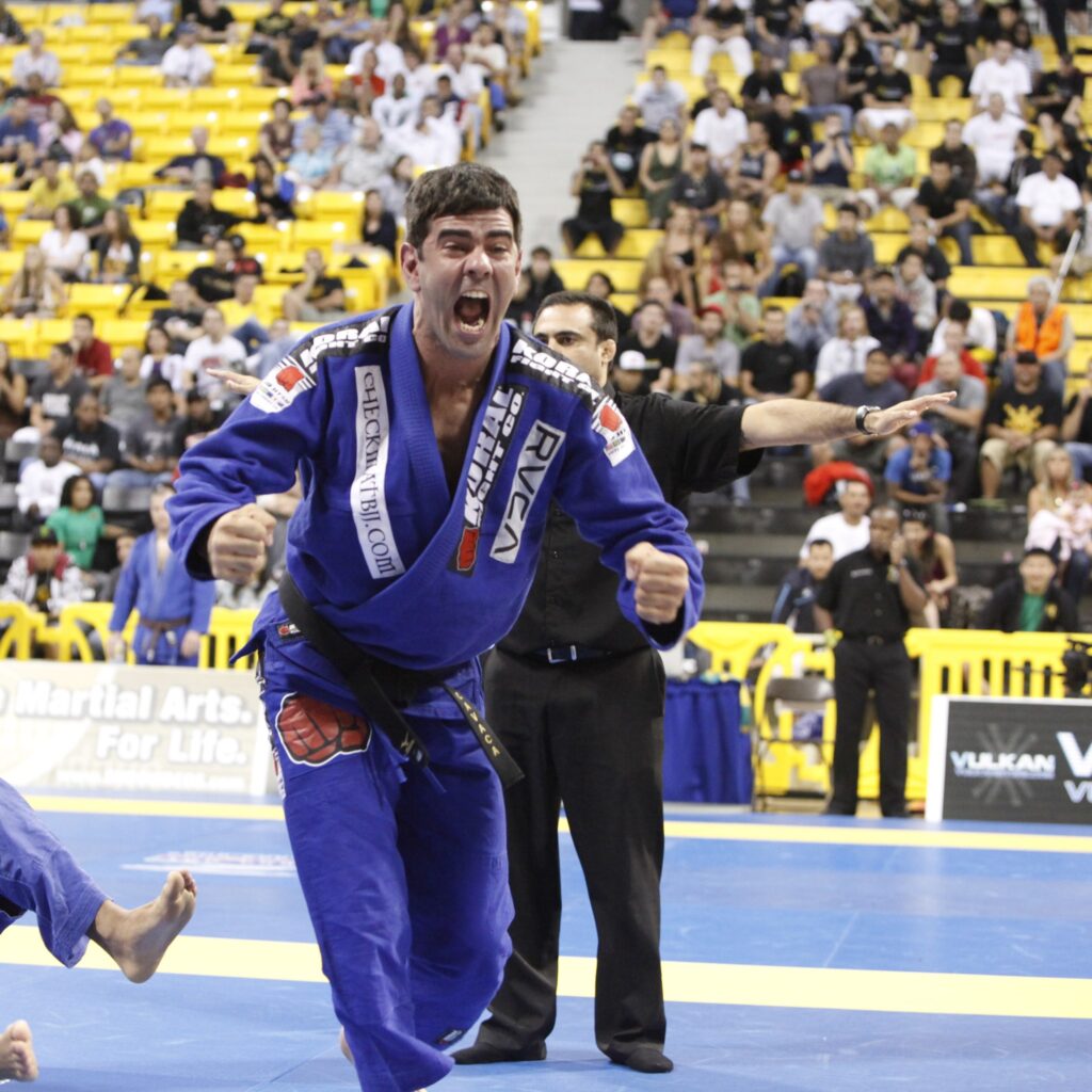 Rodrigo Cavaca comemora título mundial conquistado na IBJJF, em 2010.