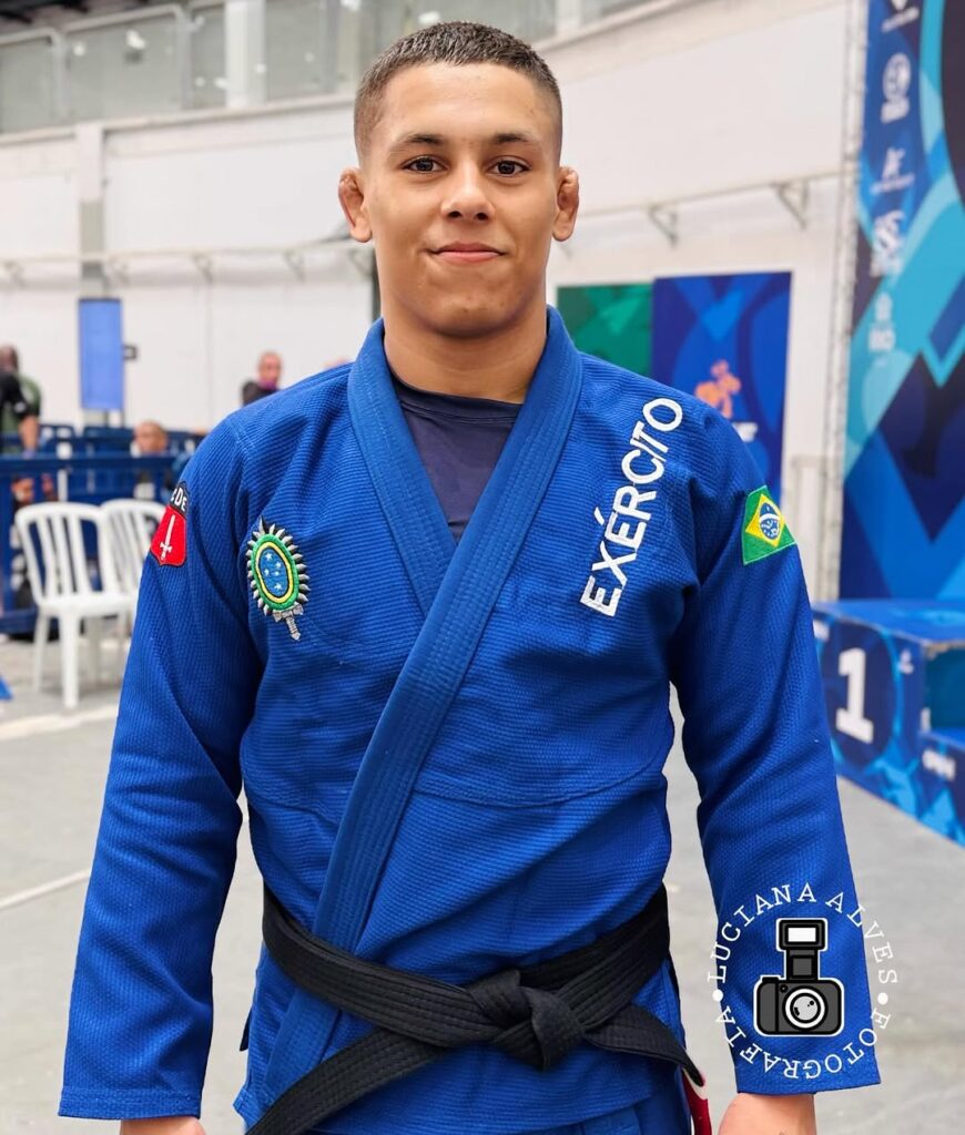 Mica Galvão se apresentou na competição trajado com o kimono cedido pelo Exército Brasileiro.