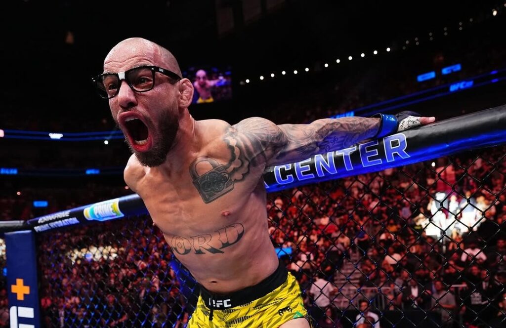Jean Silva celebra vitória sobre Bryce Mitchell no UFC 314, em Miami.