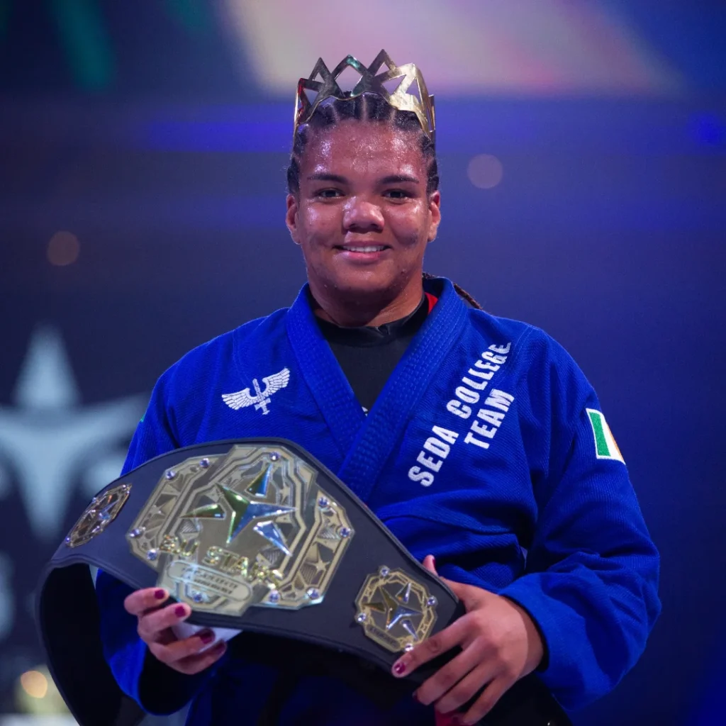 Gabi Pessanha defende cinturão do BJJ Stars ao vencer Tayane Porfirio por finalização.