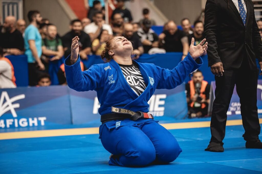 Tayane Porfírio comemora a vitória que colocou fim à sequência de resultados positivos de Gabi Pessanha, que estava a mais de 160 lutas sem perder. Foto: @a.assisfoto