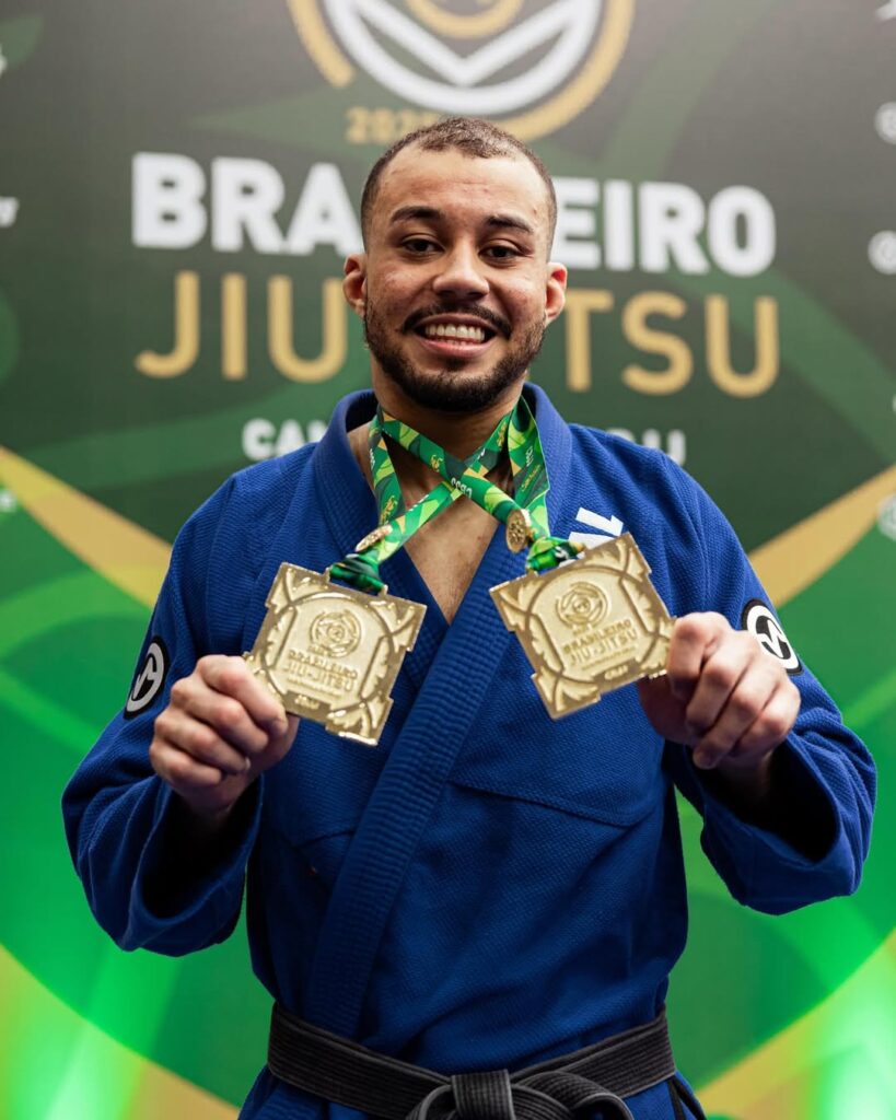 Erich Munis exibe satisfeito as duas medalhas de ouro conquistadas no Campeonato Brasileiro de Jiu-Jitsu.