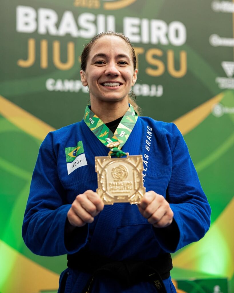 Mayssa Bastos, rainha do peso galo, não economizou e venceu a final marcando 28 pontos. Foto: @borojitsu