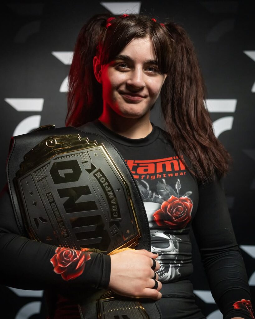 Helena Crevar exibe cinturão conquistado na edição 27 do Who’s Number One.