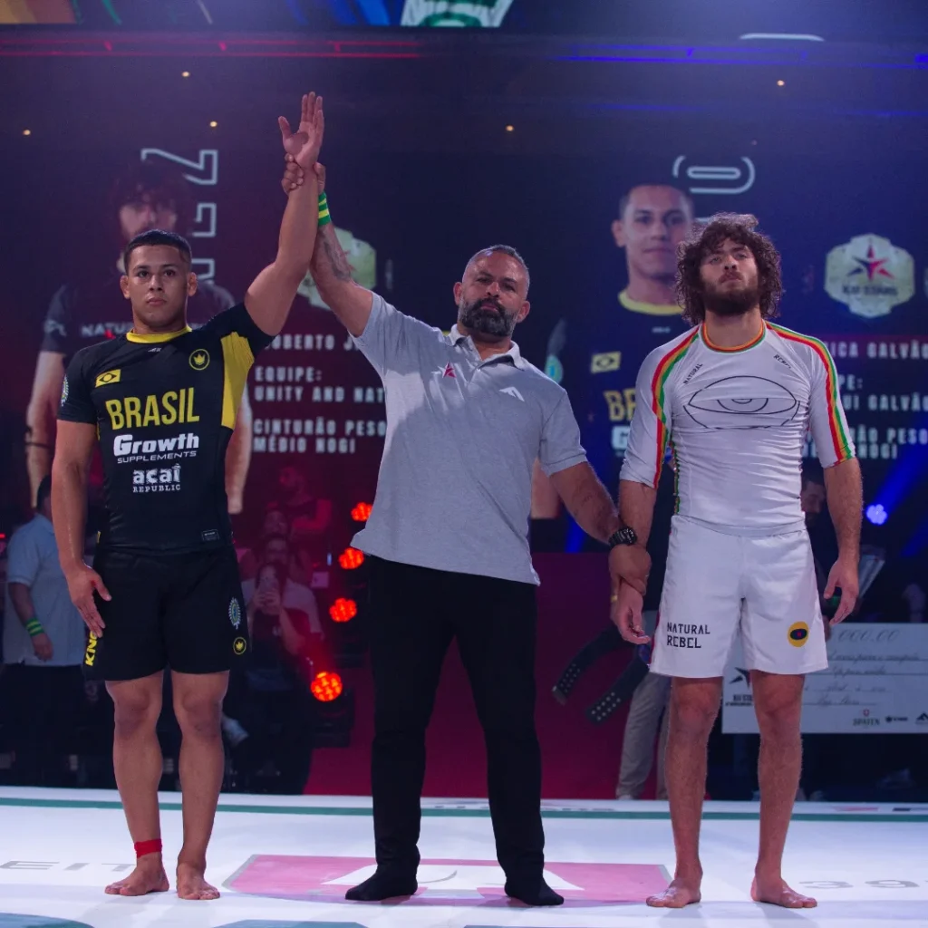 Mica Galvão venceu luta contra Roberto Jimenez com um armlock na final do GP sem kimono do BJJ Stars 15.