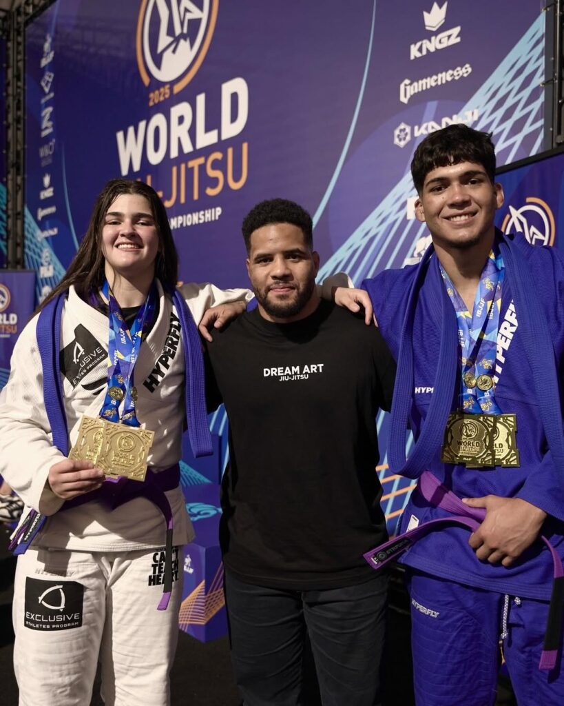 Isaque Bahiense, líder da DreamArt, graduou os alunos no pódio do Mundial. Foto: Divulgação / Instagram