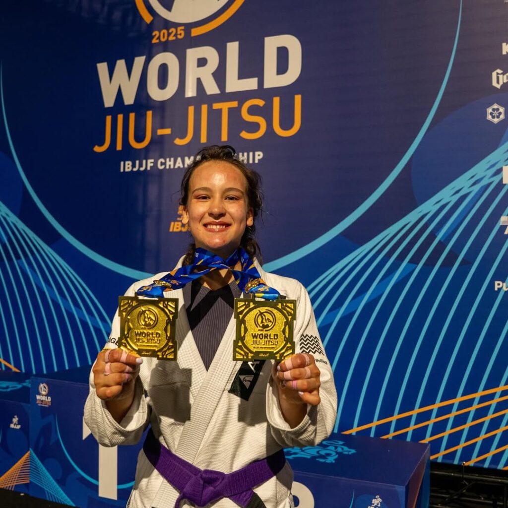 Hazel Butcher-Salazar exibe duplo ouro conquistado no Mundial de Jiu-Jitsu. Foto: IBJJF
