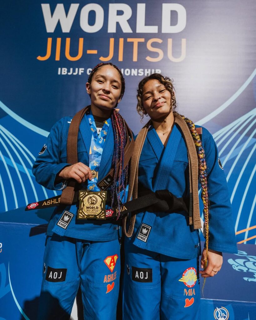 Ashlee e Mia Funegra são agora faixas-pretas. As talentosas irmãs treinadas pelos irmãos Mendes na AOJ agora estão diante de novos desafios. Foto: Divulgação / Instagram