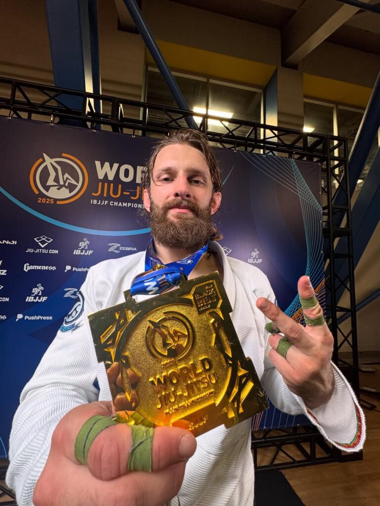 Adam Wardzinski mostra  a medalha de ouro que o transformou em bicampeão mundial de Jiu-Jitsu. Foto: Autor Desconhecido