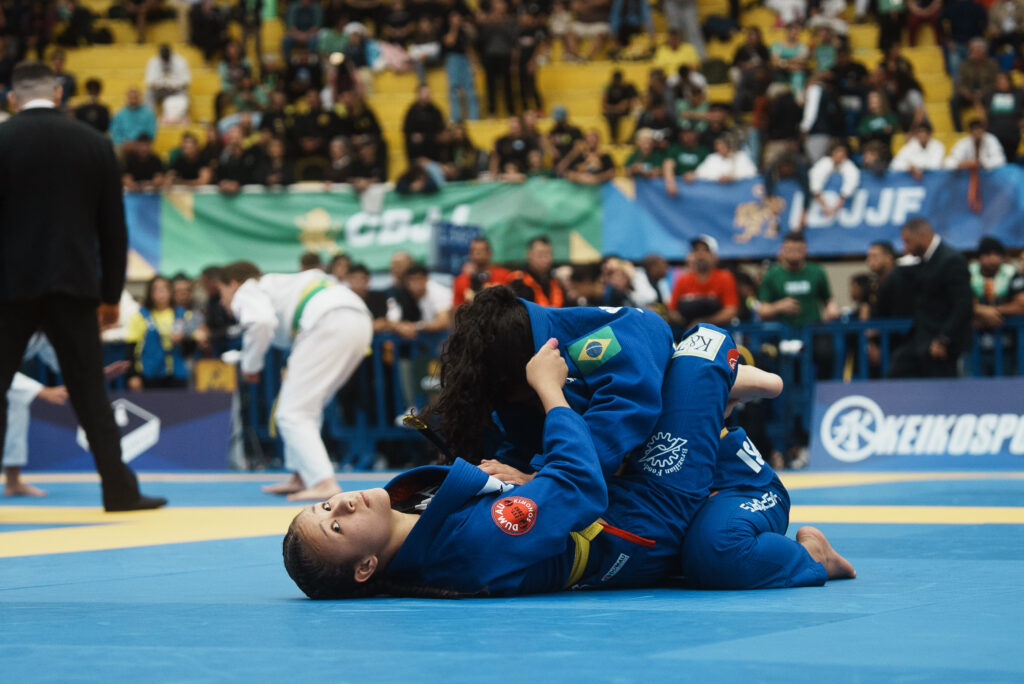 Isabela Kadoguti venceu a primeira luta no Brasileiro Kids por finalização.