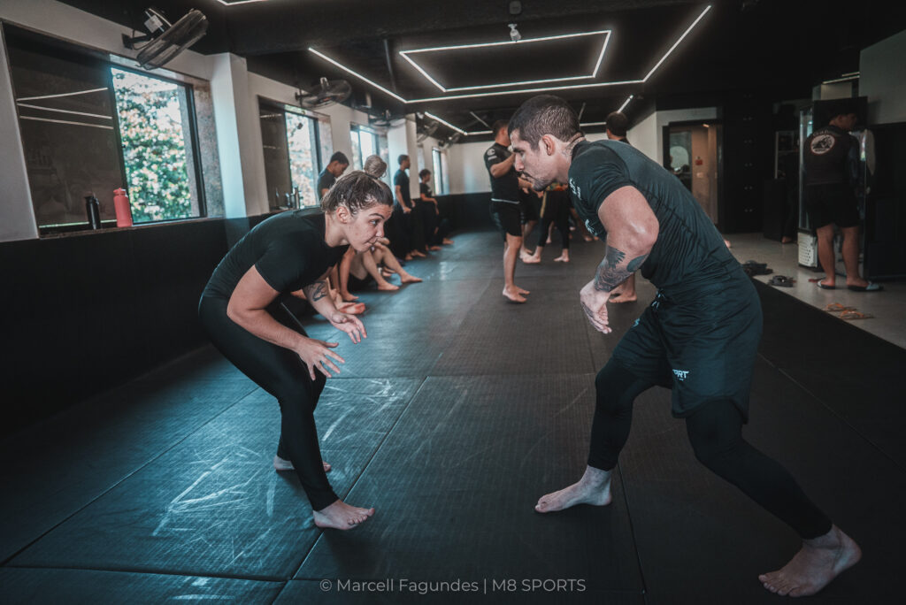 Às vésperas da viagem para Las Vegas, Carol faz os ajustes finais com Thierry Reis, líder na escola de grappling.