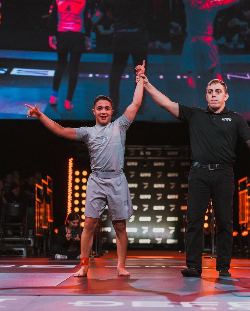 Ícaro Moreno comemora primeira vitória no Who's Number One. O atleta da AOJ venceu por finalização.