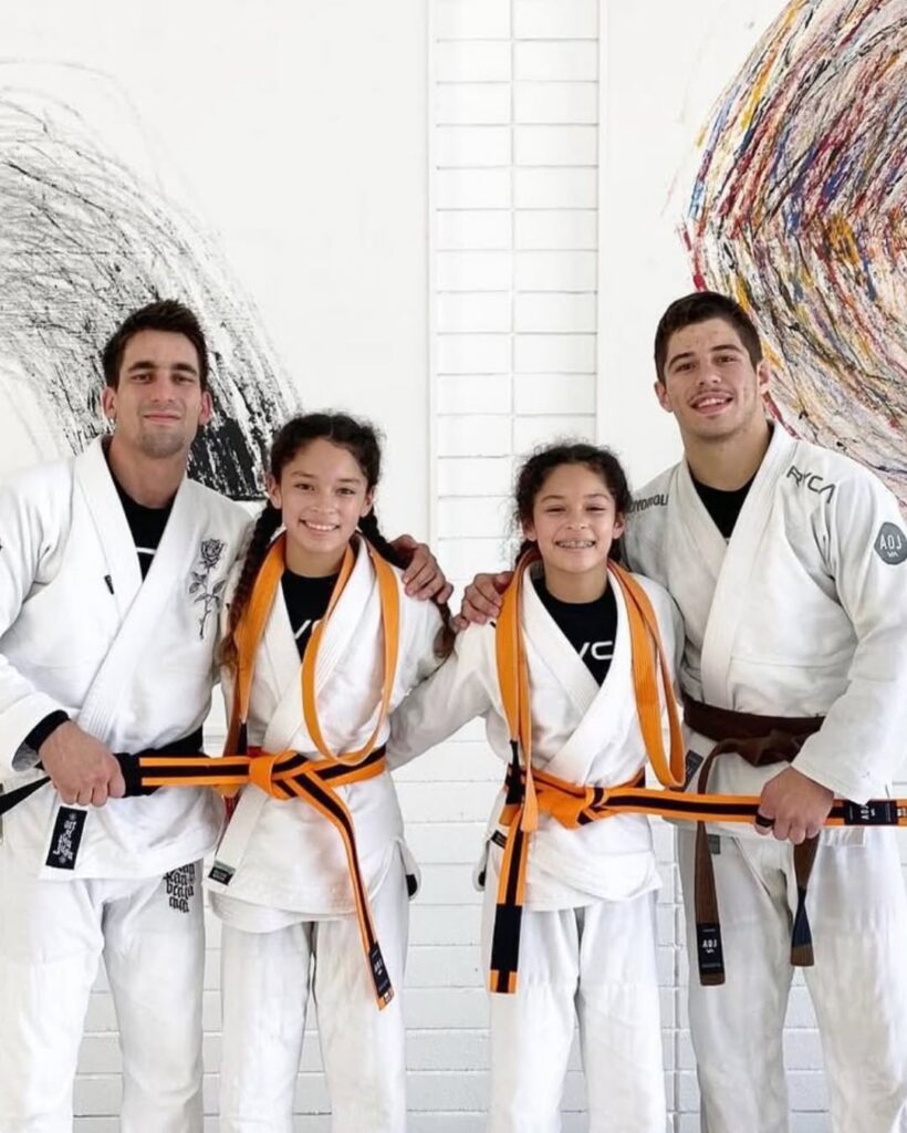 Guilherme Mendes e Tainan Dalpra em cerimônia de graduação de Mia e Ashlee Funegra, ainda crianças.
