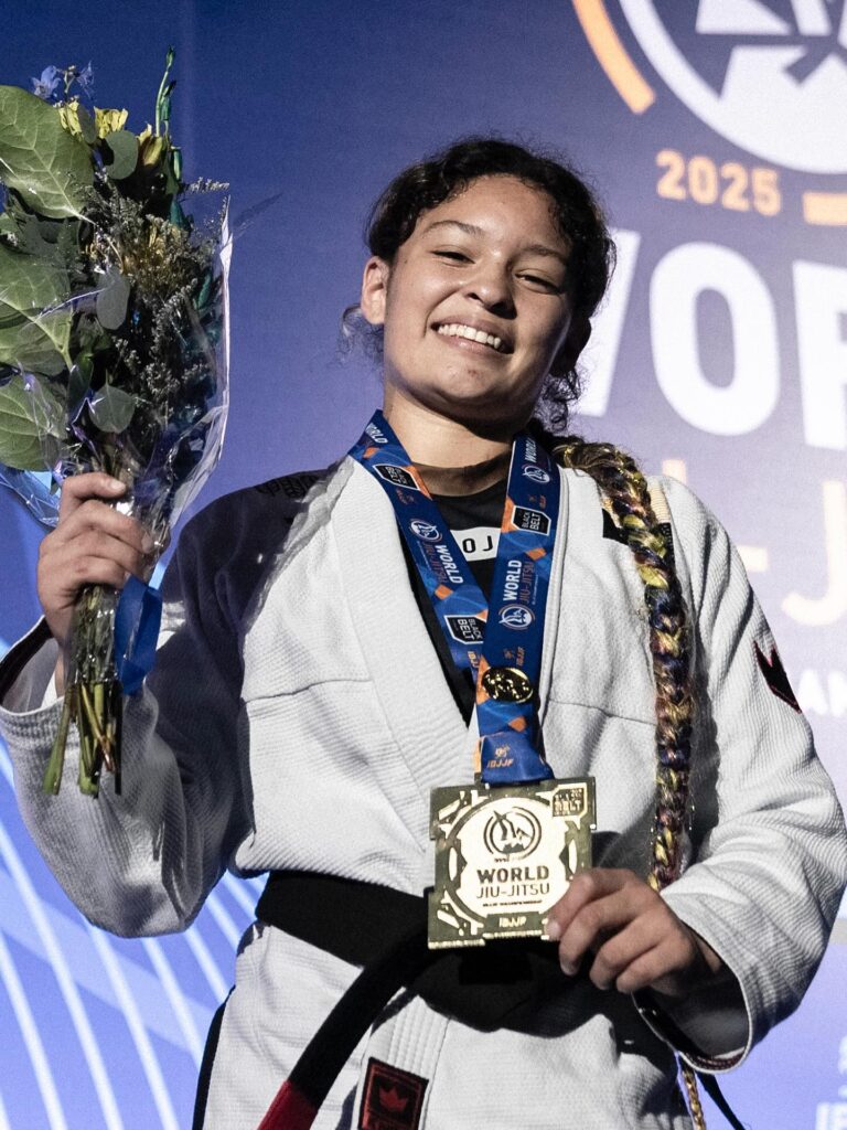 Mia Funegra, sorridente, exibe a medalha de ouro conquistada no Mundial da temporada.