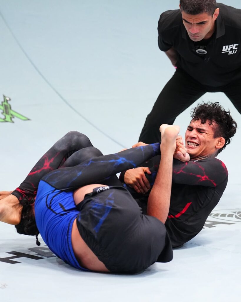 O brasileiro Carlos Henrique não perdoa. No UFC BJJ 1, ele finalizou no armlock mais uma vez.