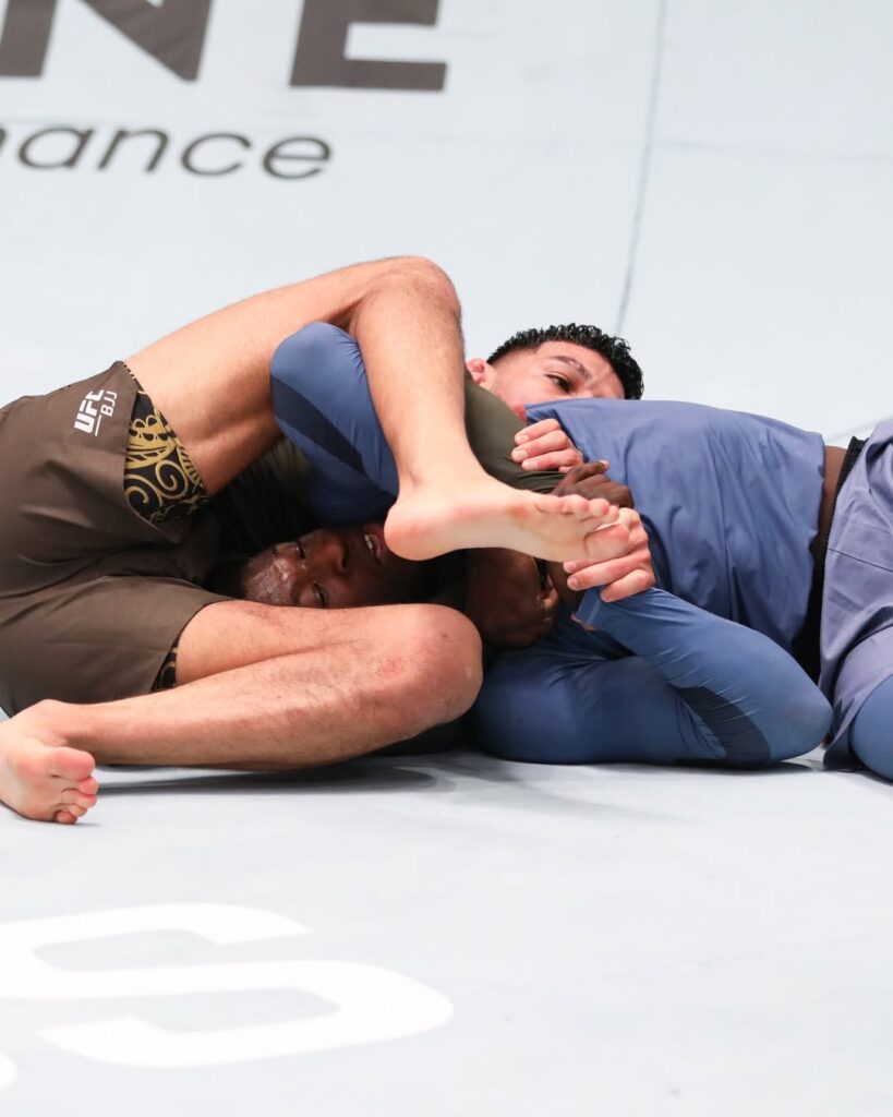Andy Varela retoma o rumo no confronto contra Davis Asare e consegue a vaga na final depois de uma finalização por estrangulamento.