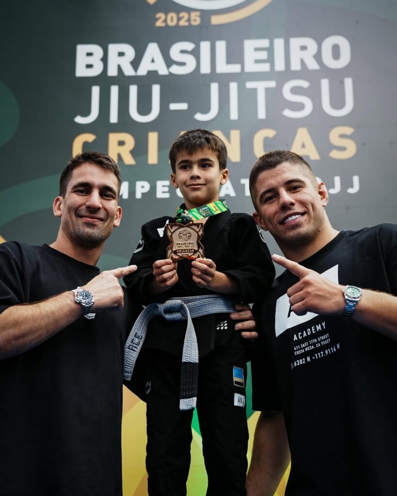 Guilherme, Ace Mendes e Tainan Dalpra comemoram resultado positivo de Ace, que venceu quatro lutas. Foto: @bjjpix