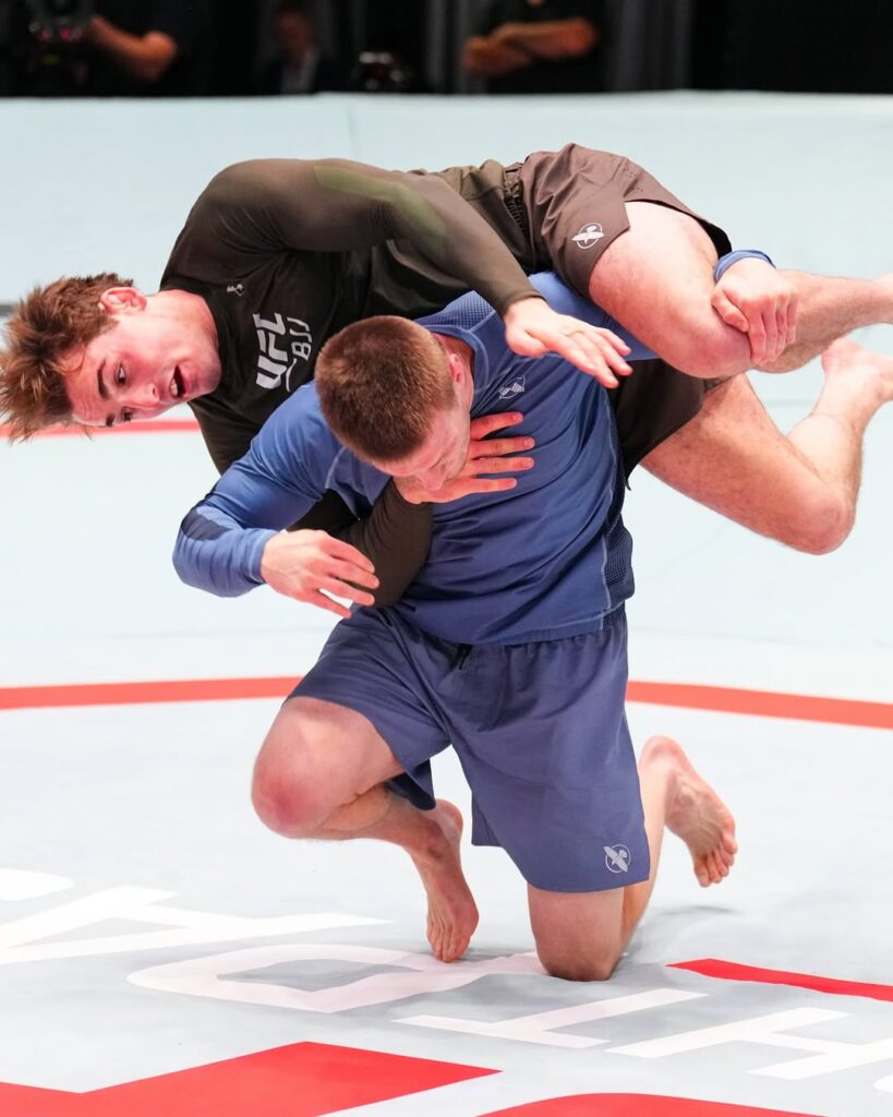 Andrew Tackett impressionou com transição ligeira para dominar as costas de Jason Nolf.