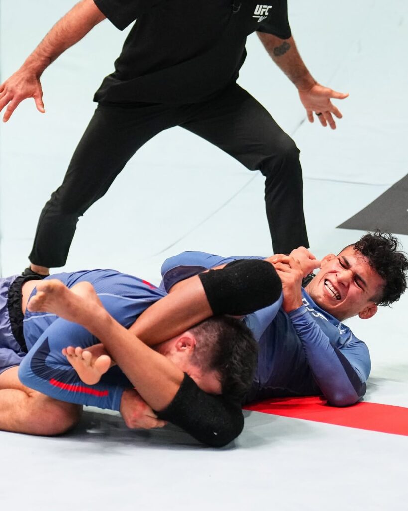 Armlock de Carlos Henrique na luta contra Isaac Doederlein provocou o deslocamento do cotovelo do norte-americano, que se recusou a bater em desistência.