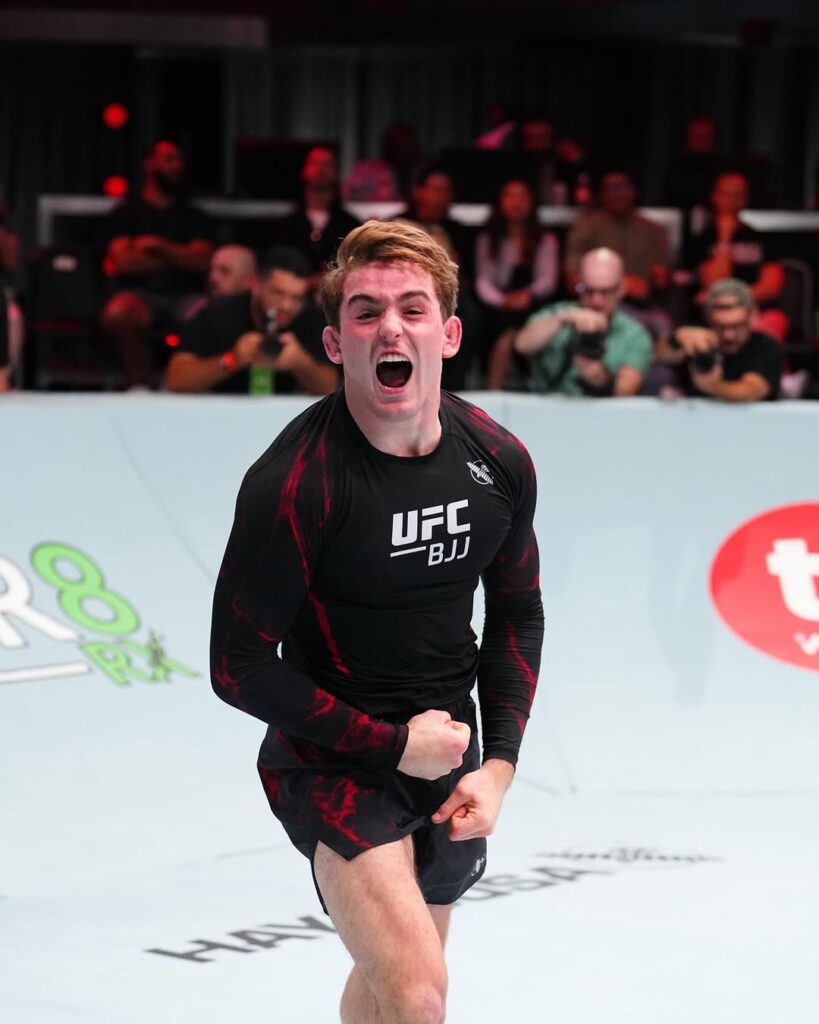 Andrew Tackett comemora vitória no UFC BJJ 1. Agora, ele é campeão no peso meio-médio.
