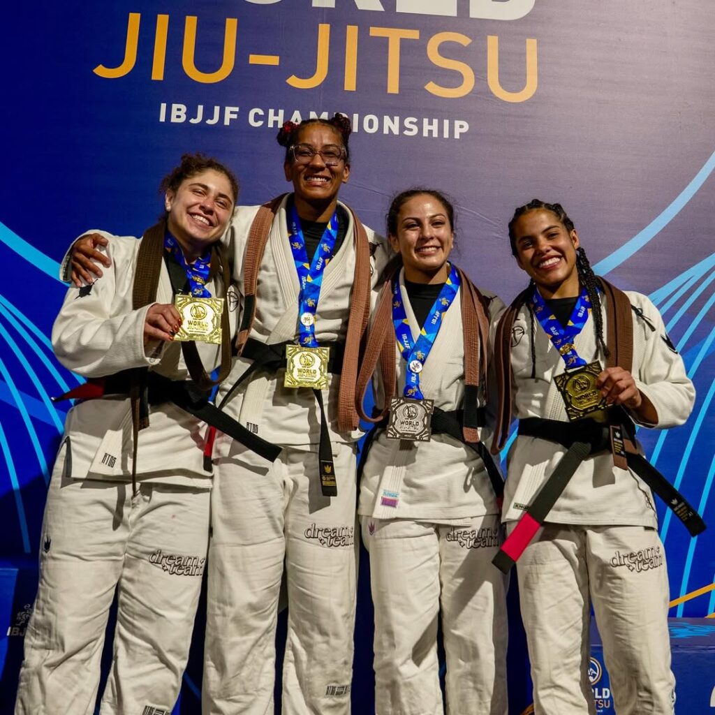 Letícia Teixeira, Raniele Alencar, Lillian Marchand e Sarah Galvão posam no pódio do Mundial já graduadas com a faixa-preta.