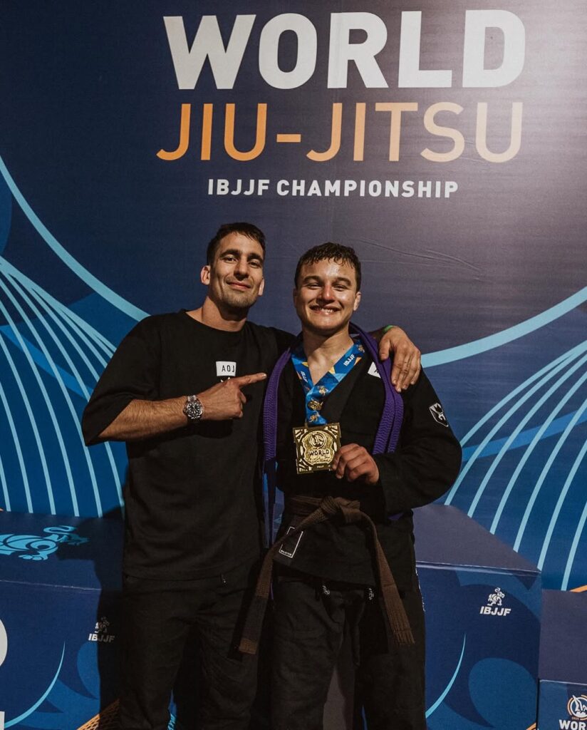 Felipe Goulart impressionou no Mundial. Depois de brilhar no peso e no absoluto, inexperiente entre os adultos, o atleta de 17 anos recebeu a faixa-marrom, entregue por Guilherme Mendes.