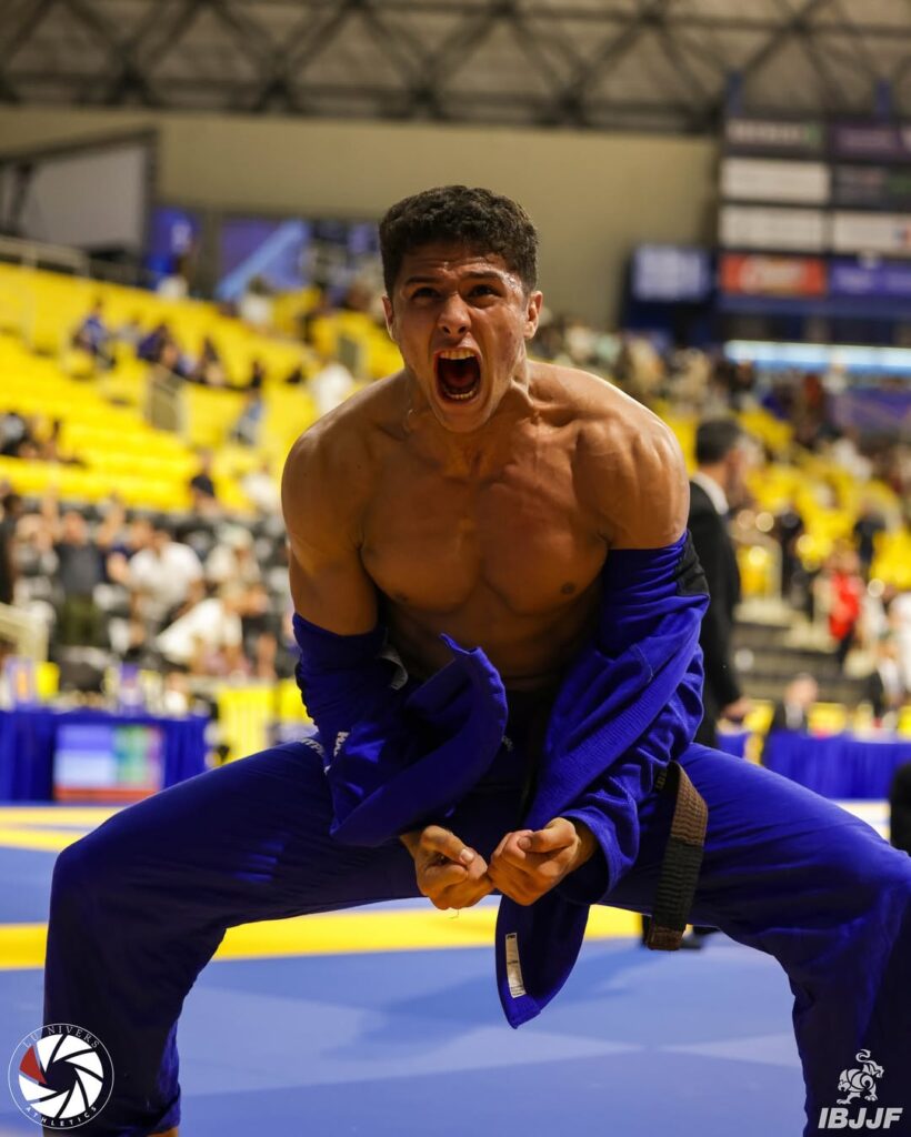 Eduardo Alves comemora vitória no Mundial de Jiu-Jitsu da IBJJF.