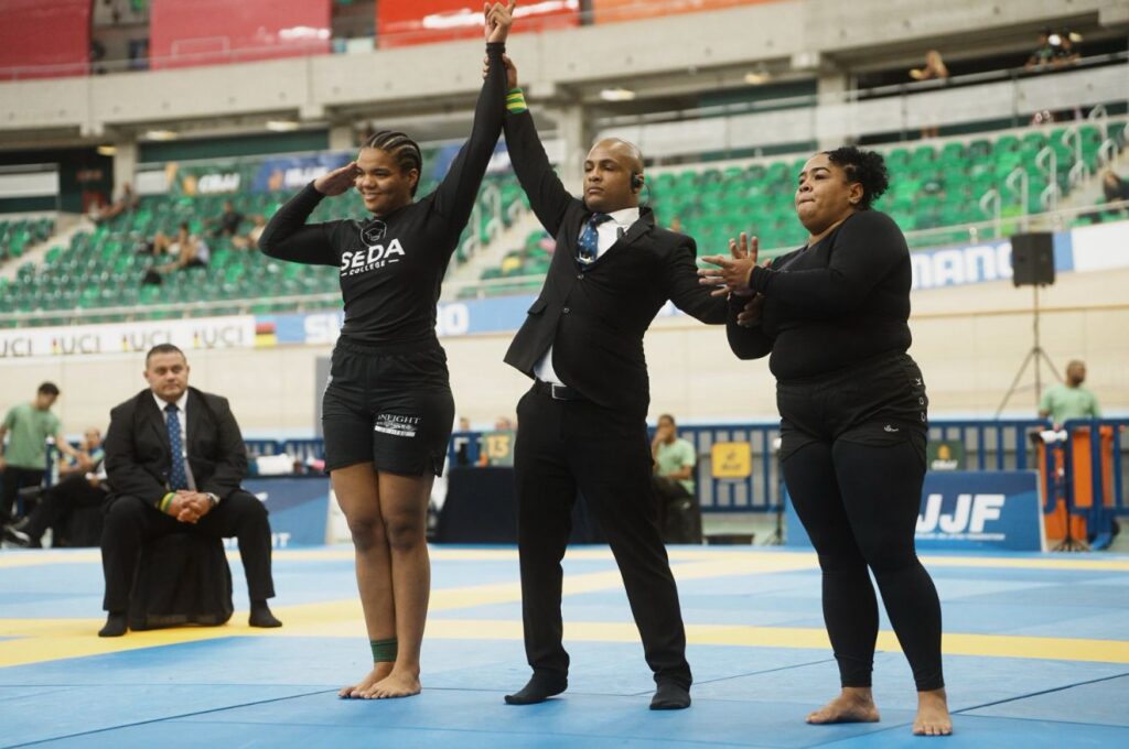 Gabi Pessanha tem o braço erguido na final do absoluto, contra Mikaela Barros.