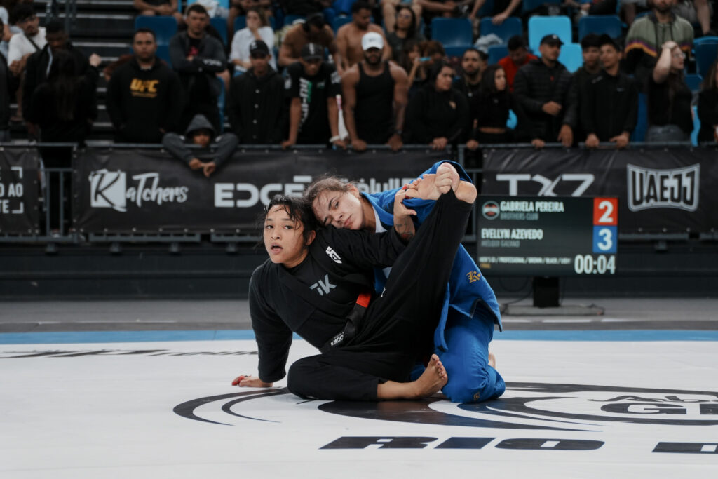Gabriela Pereira ficou com o ouro ao vencer Evellyn Azevedo na final da divisão até 55kg no Abu Dhabi Grand Slam, no Rio.