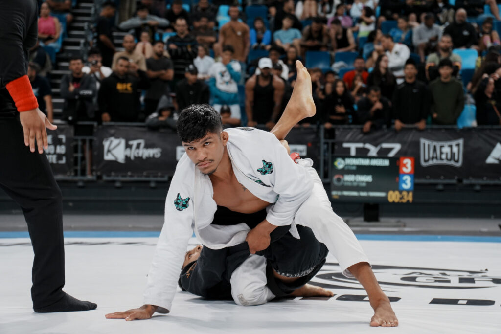 Jhonathan Frazão levou a melhor por decisão em luta acirrada contra Iago Chagas.