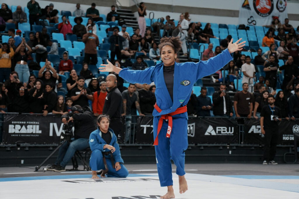 Vitória Vieira celebra vitória no Abu Dhabi Grand Slam Rio, neste domingo.