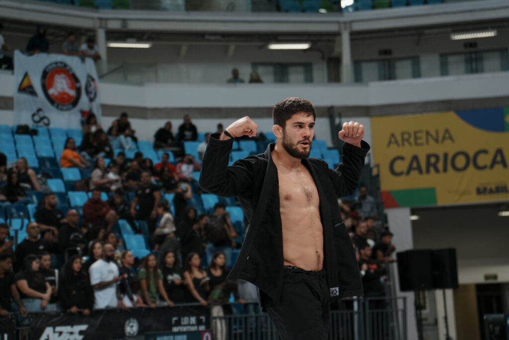 Lucas Protasio desembarca no Brasil e entrega performance de ouro nos tatames da AJP Tour.