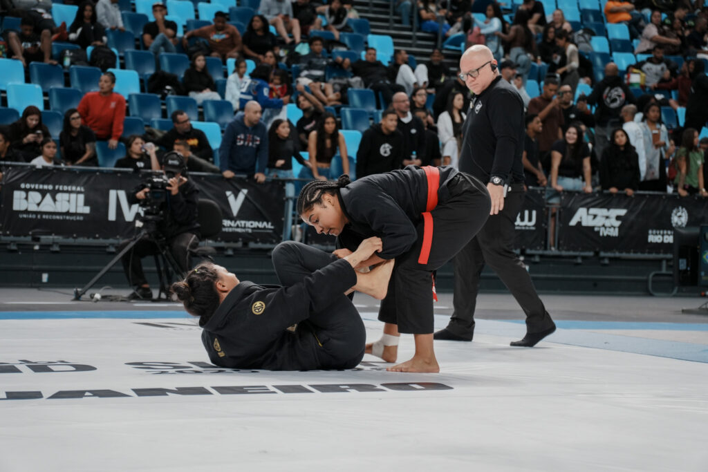Mirando vaga no World Pro, Gisele Tavares fatura o título depois de vencer Giovanna Carneiro na final do peso médio.