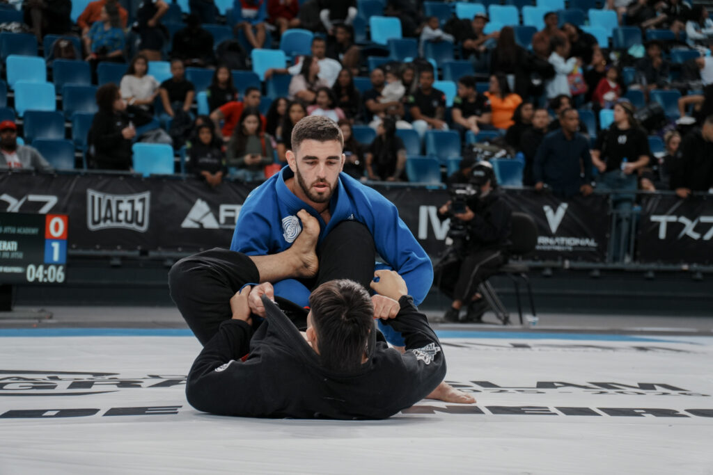 Vinicius Liberati venceu com ampla vantagem na final do meio-pesado. Ele tomou a dianteira por pontos e ainda conseguiu a finalização.
