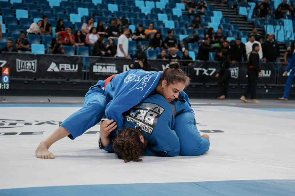 Campeã do World Pro, Yara Soares legitimou o favoritismo em luta contra Luane Carvalho. 