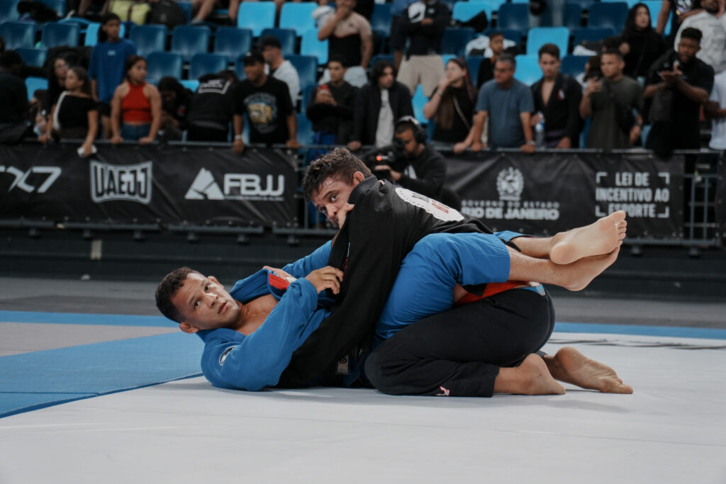 O embate entre Felipe Bezerra e Fellipe Andrew virou o centro das atenções no último dia de Abu Dhabi Grand Slam, na Arena Carioca 1.