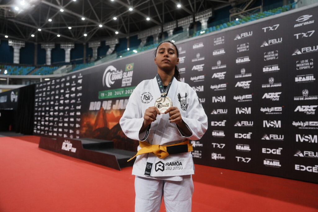 Yasmin Santana foi campeã no Grand Slam depois de vencer duas lutas por finalização.