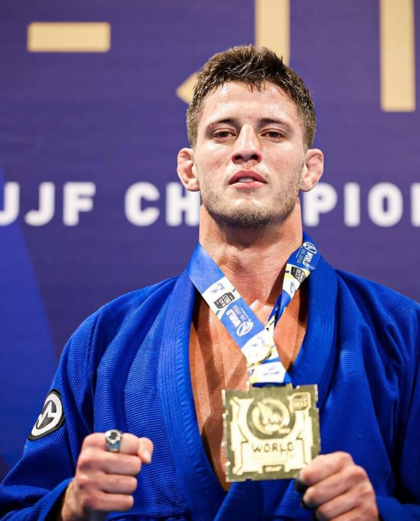Em 2022, Nicholas Meregali foi campeão mundial absoluto lutando de kimono pela IBJJF.