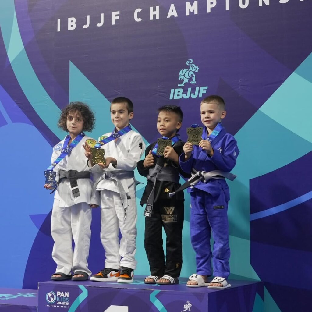 Ace Mendes precisou vencer quatro lutas para ficar no topo do pódio no Pan Kids da IBJJF.