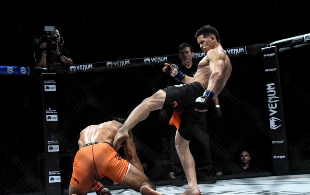 Joshua Reis manteve a liderança do confronto durante os cinco rounds do main evento do Shooto Brasil 131.