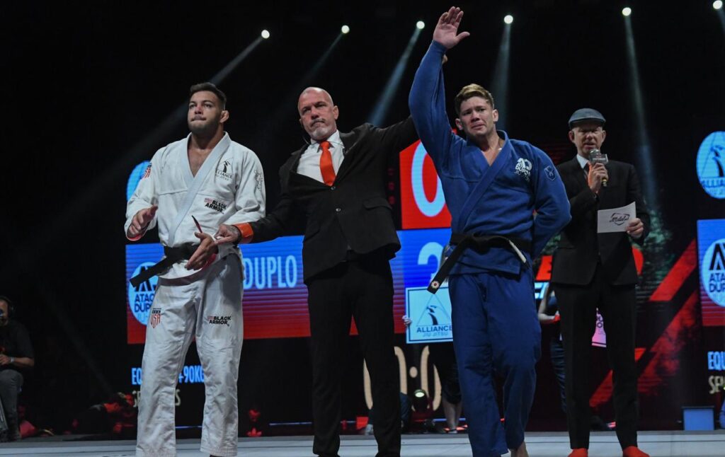 Harryson Pereira retornou às competições em grande estilo. Representante da Ataque Duplo derrotou Marcus 'Scooby' e classificou o time para a semifinal.