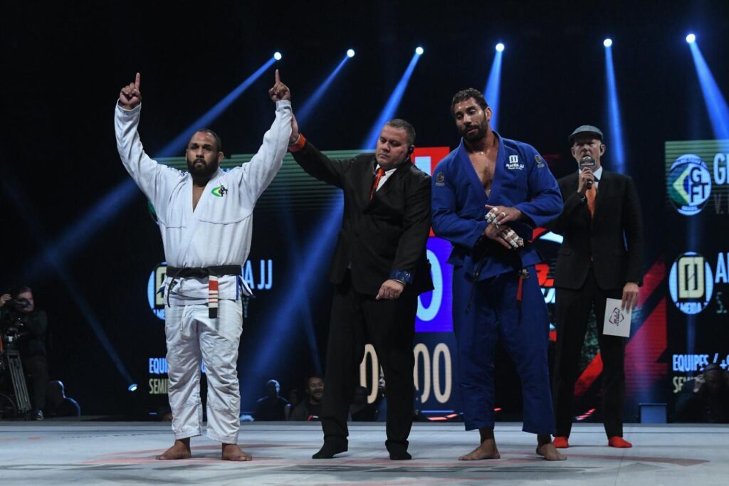 Vitória de Victor Honório sobre Sean Goolsby foi determinante para a classificação da GFTeam na semifinal do BJJ Clubes Brasília.