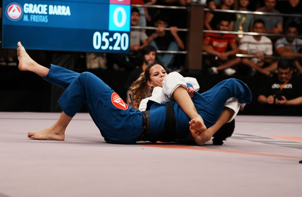 Maria Claudia, faixa-preta de Márcio de Deus, finaliza adversária no armlock e contabiliza um ponto para a Infight.