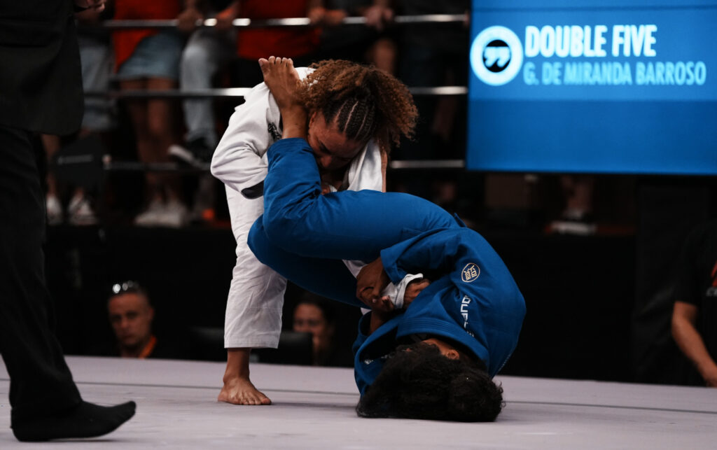 Sabrina de Sousa quase perdeu em uma reviravolta. Vencendo por pontos, ela correu perigo no armlock aplicado na reação de Gabriela Miranda, da Double Five.