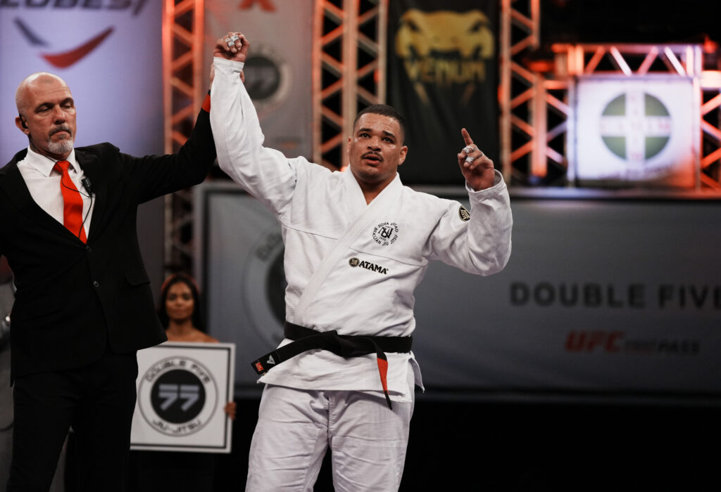 Henrique Betta comemora a vitória na última luta da noite. A Nova União se classificou para a semifinal do BJJ Clubes.