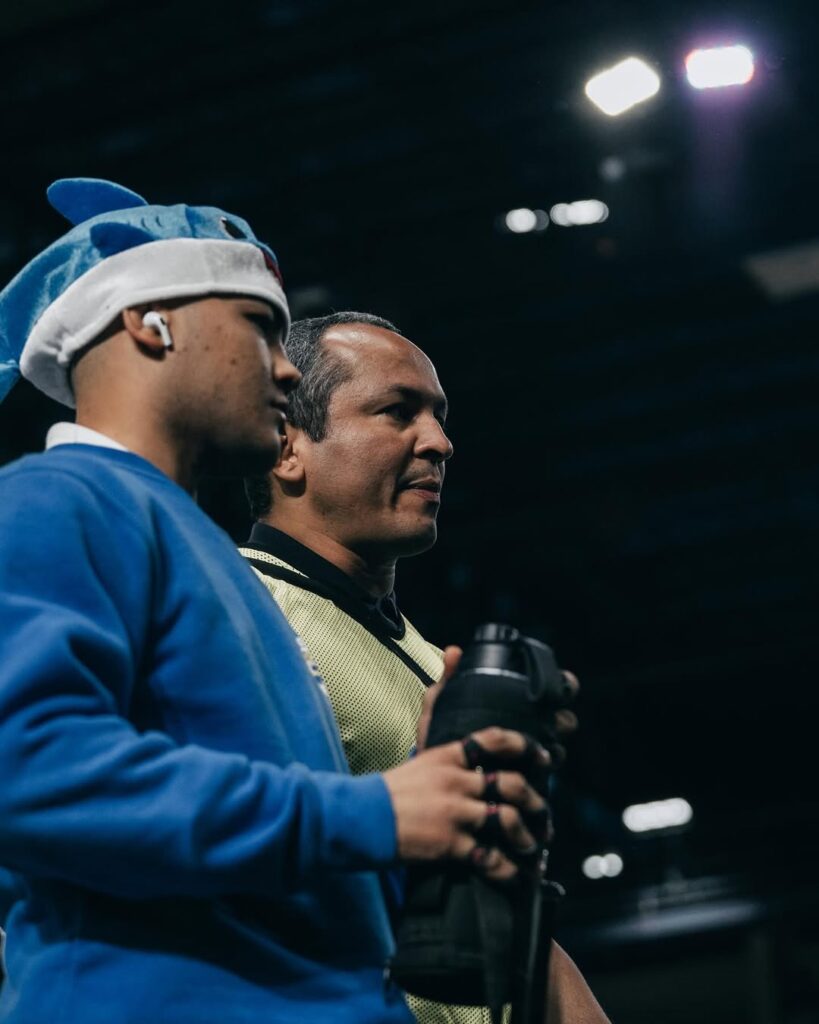 Melqui Galvão e Diogo Reis durante campanha do atleta em competições com kimono na IBJJF. O título mundial da federação internacional, na faixa-preta, ele ainda não tem. No entanto, o 'Baby Shark' alcançou o auge no grappling, com o bicampeonato no ADCC.