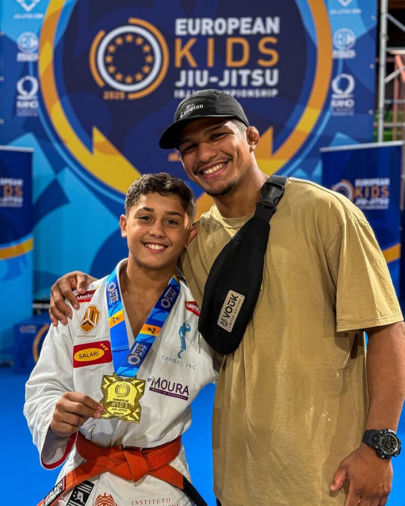 Daniel '220' e Jhonatha Frazão diante do pódio do Europeu Kids depois de mais uma campanha excepcional do jovem fenômeno.