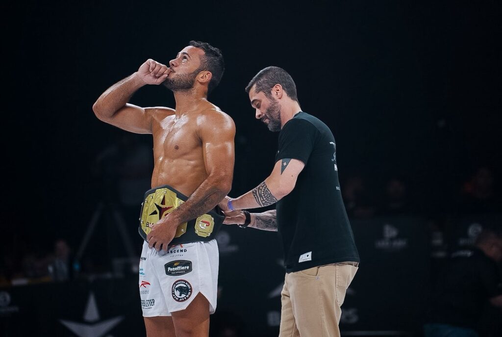 Fepa Lopes, idealizador do BJJ Stars, coloca o cinturão em Ruan Alvarenga, novo campeão do GP sem kimono da organização.