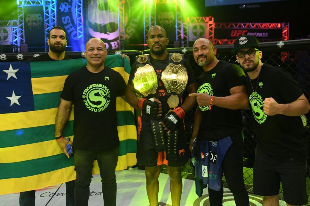 Wildemar 'Negueba' prolonga reinado no Shooto Brasil com vitória por nocaute técnico.